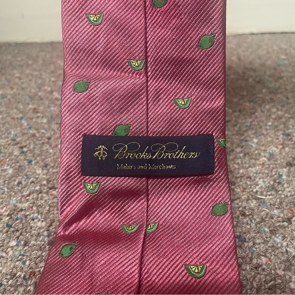 Brooks Brothers Men’s Neck Tie Pink Made In USA 100% Silk Limes Drinking Spring - Picture 4 of 4